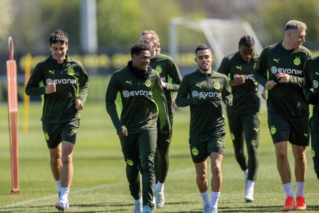 08.04.2025, Abschlusstraining zum UEFA Champions League Spiel zwischen FC Barcelona, Barca und Borussia Dortmund, v. l. Giovanni Reyna (Borussia Dortmund), Julien Duranville (Borussia Dortmund), Maximilian Beier (Borussia Dortmund), Yan Couto (Borussia Dortmund), Carney Chukwuemeka (Borussia Dortmund), Niklas Süle (Borussia Dortmund), Dortmund Trainingsgelände Borussia Dortmund NRW Deutschland xRHR-FOTO DEx Copyright: DennisxEwert RHR-FOTOx RHR-FOTO DE