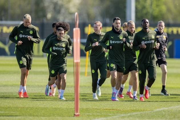 08.04.2025, Abschlusstraining zum UEFA Champions League Spiel zwischen FC Barcelona, Barca und Borussia Dortmund, v. l. Niklas Süle (Borussia Dortmund), Yan Couto (Borussia Dortmund), Maximilian Beier (Borussia Dortmund), Ramy Bensebaini (Borussia Dortmund), Julian Ryerson (Borussia Dortmund), Serhou Guirassy (Borussia Dortmund), Dortmund Trainingsgelände Borussia Dortmund NRW Deutschland xRHR-FOTO DEx Copyright: DennisxEwert RHR-FOTOx RHR-FOTO DE