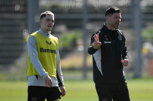 08.04.2025, xophax, Fussball Bayer 04 Leverkusen Fussball-Bundesliga Bayer 04 Training Florian Wirtz wieder dabei Rechts Trainer Xabi Alonso (DFL DFB REGULATIONS PROHIBIT ANY USE OF PHOTOGRAPHS as IMAGE SEQUENCES and or QUASI-VIDEO) Leverkusen