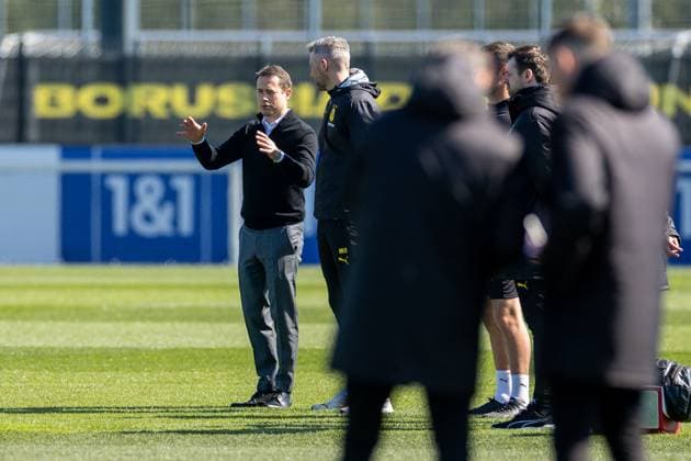 08.04.2025, Abschlusstraining zum UEFA Champions League Spiel zwischen FC Barcelona, Barca und Borussia Dortmund, v. l. Geschäftsführer Lars Ricken (Borussia Dortmund) spricht mit Athletiktrainer Mathias Kolodziej (Borussia Dortmund), Dortmund Trainingsgelände Borussia Dortmund NRW Deutschland xRHR-FOTO DEx Copyright: DennisxEwert RHR-FOTOx RHR-FOTO DE