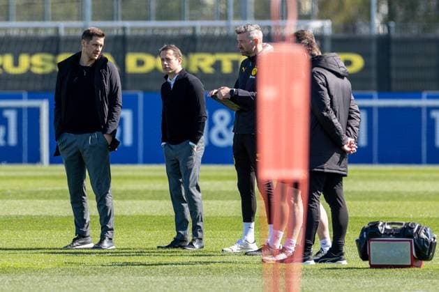 08.04.2025, Abschlusstraining zum UEFA Champions League Spiel zwischen FC Barcelona, Barca und Borussia Dortmund, v. l. Sportdirektor Sebastian Kehl (Borussia Dortmund) spricht mit Geschäftsführer Lars Ricken (Borussia Dortmund), Dortmund Trainingsgelände Borussia Dortmund NRW Deutschland xRHR-FOTO DEx Copyright: DennisxEwert RHR-FOTOx RHR-FOTO DE
