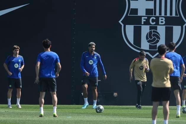 April 8, 2025, Sant Joan Despi, Barcelona, SPAIN: Ronald Araujo during the training day of FC Barcelona, Barca ahead UEFA Champions League, football match against Borussia Dortmund at Ciudad Esportiva Joan Gamper on April 08, 2025 in Sant Joan Despi, Barcelona, Spain. Sant Joan Despi SPAIN - ZUMAa181 20250408_zaa_a181_012 Copyright: xJavierxBorregox