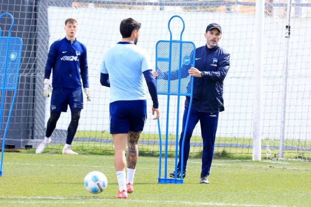 DEU, DFL, 2. FBL Hertha BSC, Training, 08.04.2025, Sportforum, Berlin, DEU, DFL, 2. FBL Hertha BSC, Training, im Bild Cheftrainer Stefan Leitl (Hertha BSC Berlin), Kevin Sessa (Hertha BSC Berlin 8), Tjark Ernst (Hertha BSC Berlin 1) DFL - regulations prohibit any use of Photographs as image sequences and or quasi-video Foto: Juergen Engler nordphoto GmbH