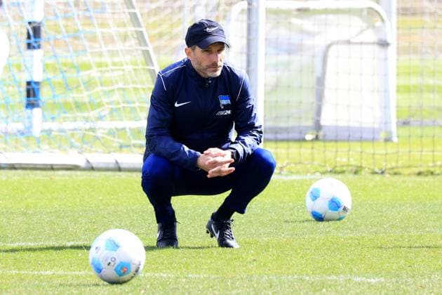 Sport Themen der Woche KW15 Sport Bilder des Tages DEU, DFL, 2. FBL Hertha BSC, Training, 08.04.2025, Sportforum, Berlin, DEU, DFL, 2. FBL Hertha BSC, Training, im Bild Cheftrainer Stefan Leitl (Hertha BSC Berlin) DFL - regulations prohibit any use of Photographs as image sequences and or quasi-video Foto: Juergen Engler nordphoto GmbH *** DEU, DFL, 2 FBL Hertha BSC, Training, 08 04 2025, Sportforum, Berlin, DEU, DFL, 2 FBL Hertha BSC, Training, im Bild Cheftrainer Stefan Leitl Hertha BSC Berlin DFL regulations prohibit any use of Photographs as image sequences and or quasi video Foto Juergen Engler nordphoto GmbH nordphotoxGmbHx xEngler nph00076