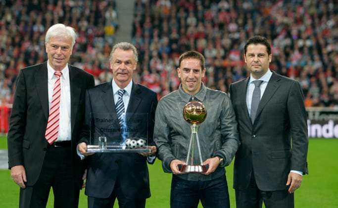15.08.2008, Saisoneröffnung, FCB-HSV, in der Allianz-Arena, FC Bayern München - Hamburger SV. Rainer Holzschuh (li), Spieler des Jahres Franck Ribery (2. von rechts Bayern München) und Trainer des Jahres Ottmar Hitzfeld (2. li, Schweiz) .