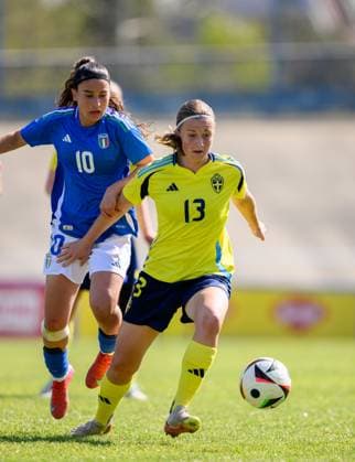 250408 Giada Pellegrino Cim of Italy and Emma Broddheimer of Sweden during the UEFA Women s Under-19 EURO Qualifier, EM, Europameisterschaft football match between Italy and Sweden on April 8, 2025 in Forli. Photo: Cristiano Mazzi BILDBYRAN kod XY XY0057 fotboll football soccer fotball f19 landslag em-kval euro qualifier italy sverige sweden dam bbeng Copyright: CRISTIANOxMAZZI BB250408BB448