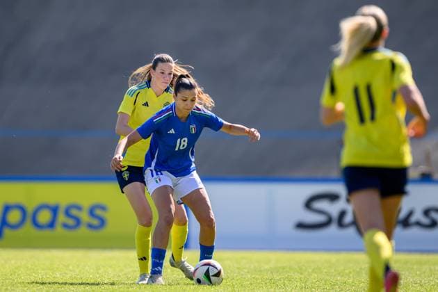 250408 Bella Andersson of Sweden and Rosanna Ventriglia of Italy during the UEFA Women s Under-19 EURO Qualifier, EM, Europameisterschaft football match between Italy and Sweden on April 8, 2025 in Forli. Photo: Cristiano Mazzi BILDBYRAN kod XY XY0057 fotboll football soccer fotball f19 landslag em-kval euro qualifier italy sverige sweden dam bbeng Copyright: CRISTIANOxMAZZI BB250408BB476