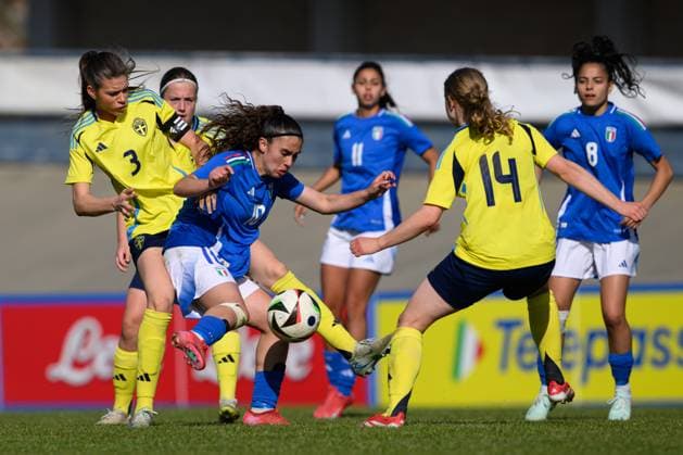250408 Giada Pellegrino Cim of Italy against Bella Andersson and Hannah Sjödahl of Sweden during the UEFA Women s Under-19 EURO Qualifier, EM, Europameisterschaft football match between Italy and Sweden on April 8, 2025 in Forli. Photo: Cristiano Mazzi BILDBYRAN kod XY XY0057 fotboll football soccer fotball f19 landslag em-kval euro qualifier italy sverige sweden dam bbeng Copyright: CRISTIANOxMAZZI BB250408BB562