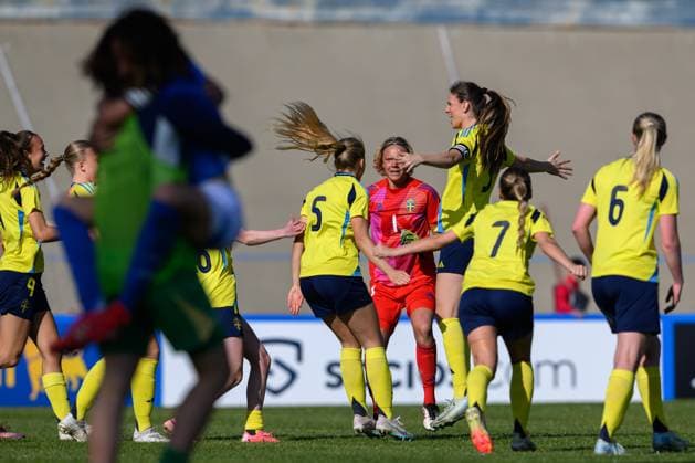 250408 Smilla Holmberg, goalkeeper Saga Andersson and Bella Andersson of Sweden celebrate after the UEFA Women s Under-19 EURO Qualifier, EM, Europameisterschaft football match between Italy and Sweden on April 8, 2025 in Forli. Photo: Cristiano Mazzi BILDBYRAN kod XY XY0057 fotboll football soccer fotball f19 landslag em-kval euro qualifier italy sverige sweden dam bbeng jubel Copyright: CRISTIANOxMAZZI BB250408BB578