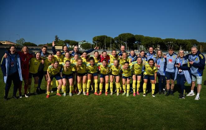 250408 Players and staff of Sweden celebrate after the UEFA Women s Under-19 EURO Qualifier, EM, Europameisterschaft football match between Italy and Sweden on April 8, 2025 in Forli. Photo: Cristiano Mazzi BILDBYRAN kod XY XY0057 fotboll football soccer fotball f19 landslag em-kval euro qualifier italy sverige sweden dam bbeng jubel Copyright: CRISTIANOxMAZZI BB250408BB597