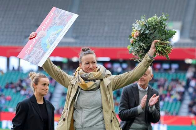Sport Bilder des Tages Almuth Schult (Germany) jubelt nach ihrer Verabschiedung, UEFA Women s Nations League 2024 25 Grp A1 MD4, Germany and Scotland, VfL Wolfsburg Arena am 08. April 2025 in Wolfsburg, Deutschland. (Foto von Marco Steinbrenner DeFodi Images) Almuth Schult (Germany) cheers after her farewell, UEFA Women s Nations League 2024 25 Grp A1 MD4, Germany and Scotland, VfL Wolfsburg Arena, April 8, 2025 in Wolfsburg, Germany. (Photo by Marco Steinbrenner DeFodi Images)