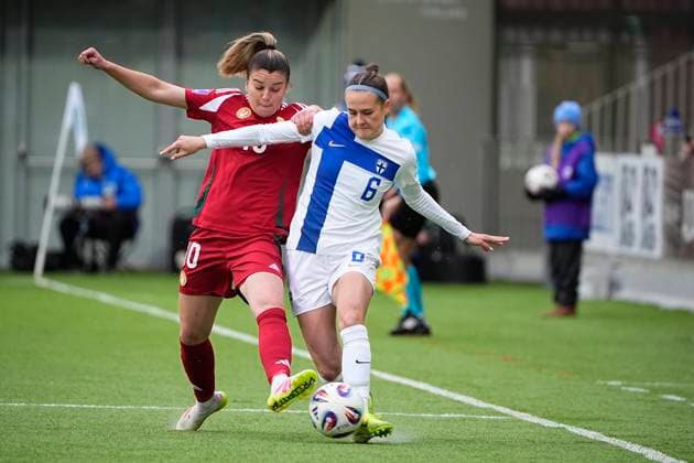 Cintia Öreg of Hungary and Emmi Siren of Finland during the UEFA WomenÂ s Nations League match between Finland and Hungary at the Tammela Stadion on 8th April 2025 in Tampere, Finland. (Kalle Parkkinen Newspix24)  Copyright: xKALLExPARKKINENx _KP95516