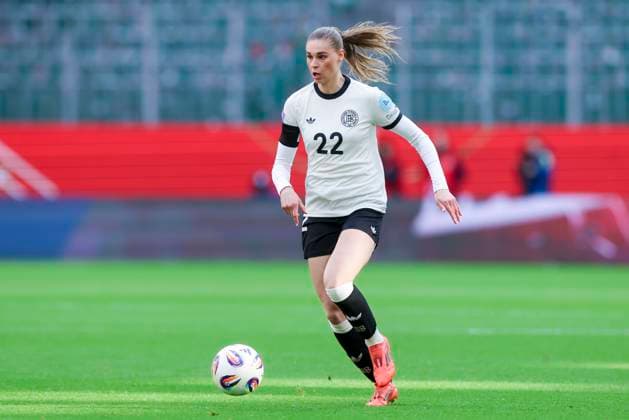 Jule Brand (Germany) kontrolliert den Ball, UEFA Women s Nations League 2024 25 Grp A1 MD4, Germany and Scotland, VfL Wolfsburg Arena am 08. April 2025 in Wolfsburg, Deutschland. (Foto von Marco Steinbrenner DeFodi Images) Jule Brand (Germany) controls the ball, UEFA Women s Nations League 2024 25 Grp A1 MD4, Germany and Scotland, VfL Wolfsburg Arena, April 8, 2025 in Wolfsburg, Germany. (Photo by Marco Steinbrenner DeFodi Images)