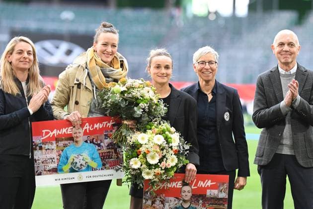 Sport Themen der Woche KW15 Sport Bilder des Tages Fußball I Frauen I Saison 2024-2025 I Länderspiel I Deutschland - Schottland I 08.04.2025 v.l.n.r. Nia Künzer (DFB-Sportdirektorin für Frauenfußball), Almuth Schult, Lina Magull, Sabine Mammitzsch (DFB-Vizepräsidentin für Frauen-und Mädchenfußball) und Bernd Neuendorf (DFB-Präsident) bei der Verabschiedung von Schult und Magull vor dem Spiel Wolfsburg Volkswagen Arena Niedersachsen Deutschland *** Soccer I Women I 2024 2025 season I International match I Germany Scotland I 08 04 2025 from left to right Nia Künzer DFB Sports Director for Womens Football , Almuth Schult, Lina Magull, Sabine Mammitzsch DFB Vice President for Womens and Girls Football and Bernd Neuendorf DFB President at the farewell ceremony for Schult and Magull before the game Wolfsburg Volkswagen Arena Niedersachsen Germany Copyright: xLobeca InesxHähnelx