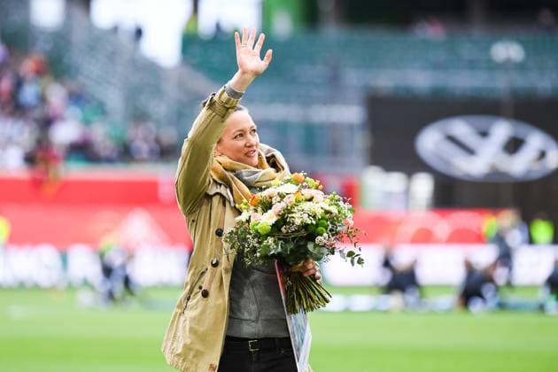 Fußball I Frauen I Saison 2024-2025 I Länderspiel I Deutschland - Schottland I 08.04.2025 Almuth Schult hat einen großen Blumenstrauß in der Hand und winkt zum Abschied mit erhobener Hand Freisteller, Nahaufnahme, Porträt, Portrait, Einzelfoto, Einzelbild, Körper Wolfsburg Volkswagen Arena Niedersachsen Deutschland Copyright: xLobeca InesxHähnelx