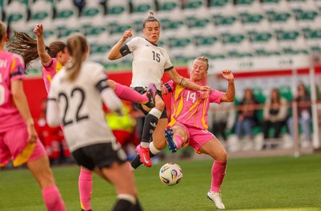 GER, Wolfsburg, Deutschland vs Schottland, Länderspiel, Fussball, DFB, Spielzeit 2024 2025, Volkswagen Arena, Nations League, 4. Spieltag im Bild v.l.: Selina Cerci (Deutschland 25) gegen Rachel McLauchlan (Schottland 14) im Strafraum der Schottinnen DFB DFL REGULATIONS PROHIBIT ANY USE OF PHOTOGRAPHS AS IMAGE SEQUENCES AND OR QUASI-VIDEO, 08.04.2025, Copyright: HMBxMedia HendrikxHamelau