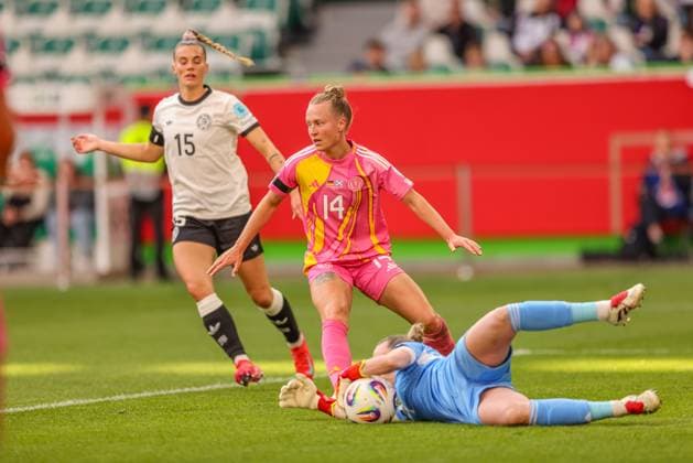 GER, Wolfsburg, Deutschland vs Schottland, Länderspiel, Fussball, DFB, Spielzeit 2024 2025, Volkswagen Arena, Nations League, 4. Spieltag im Bild v.l.: Jenna Clark (Schottland 15), Rachel McLauchlan (Schottland 14) DFB DFL REGULATIONS PROHIBIT ANY USE OF PHOTOGRAPHS AS IMAGE SEQUENCES AND OR QUASI-VIDEO, 08.04.2025, Copyright: HMBxMedia HendrikxHamelau