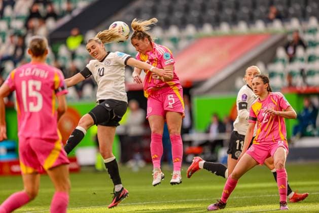 GER, Wolfsburg, Deutschland vs Schottland, Länderspiel, Fussball, DFB, Spielzeit 2024 2025, Volkswagen Arena, Nations League, 4. Spieltag im Bild v.l.: Laura Freigang (Deutschland 10), Leah Eddie (Schottland 5) DFB DFL REGULATIONS PROHIBIT ANY USE OF PHOTOGRAPHS AS IMAGE SEQUENCES AND OR QUASI-VIDEO, 08.04.2025, Copyright: HMBxMedia HendrikxHamelau
