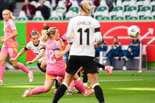Fußball I Frauen I Saison 2024-2025 I Länderspiel I Deutschland - Schottland I 08.04.2025 Selina Cerci (15, Deutschland) gibt den ersten Torschuss ab Freisteller, Nahaufnahme, Porträt, Portrait, Einzelfoto, Einzelbild, Körper Wolfsburg Volkswagen Arena Niedersachsen Deutschland Copyright: xLobeca InesxHähnelx