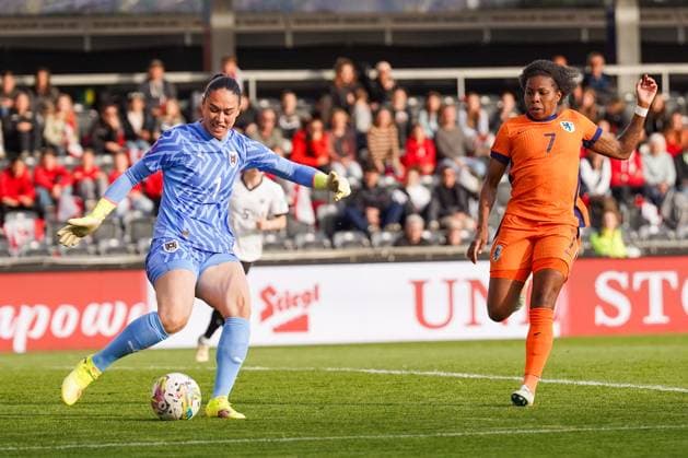 UEFA Women s Nations League 2024 2025, Liga A, Gruppe 1 - 08.04.2025, Matchday 4 - Österreich vs. Niederlande - CASHPOINT Arena (Altach, Austria); Manuela Zinsberger (Österreich), Lineth Beerensteyn (Niederlande) Copyright: xLukaxKolanovicx