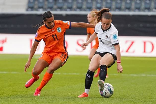 UEFA Women s Nations League 2024 2025, Liga A, Gruppe 1 - 08.04.2025, Matchday 4 - Österreich vs. Niederlande - CASHPOINT Arena (Altach, Austria); Esmee Brugts (Niederlande), Annabel Schasching (Österreich) Copyright: xLukaxKolanovicx