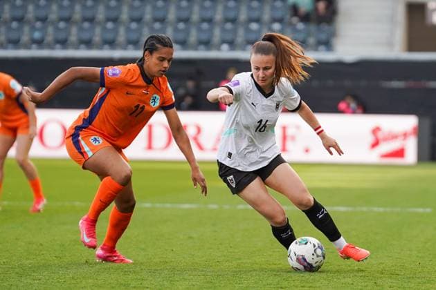 UEFA Women s Nations League 2024 2025, Liga A, Gruppe 1 - 08.04.2025, Matchday 4 - Österreich vs. Niederlande - CASHPOINT Arena (Altach, Austria); Esmee Brugts (Niederlande), Annabel Schasching (Österreich) Copyright: xLukaxKolanovicx