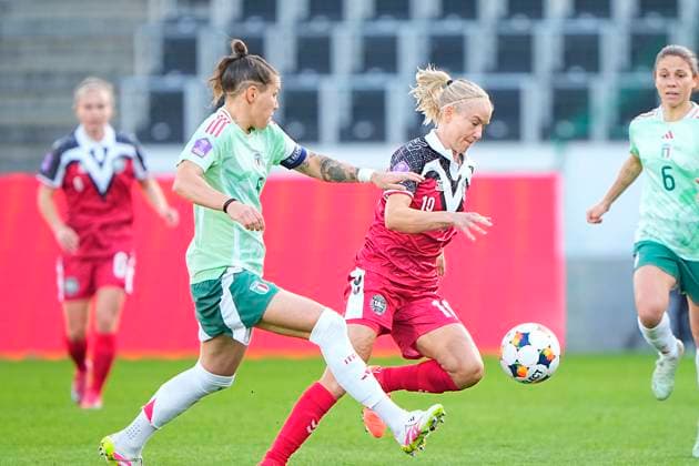 UEFA Women s Nations League: Denmark - Italy Italys Elena Linari and Denmarks Pernille Harder during the UEFA Women s Nations League match between Denmark and Italy at MCH Arena in Herning on Tuesday, April 8, 2025. (Photo: Bo Amstrup Scanpix 2025) , Herning Denmark Copyright: BoxAmstrupx spdk20250408-181204-L