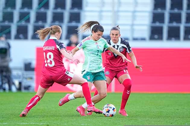 UEFA Women s Nations League: Denmark - Italy Italys Sofia Cantore between Denmarks Sara Holmgaard and Katrine Veje during the UEFA Women s Nations League match between Denmark and Italy at MCH Arena in Herning on Tuesday, April 8, 2025. (Photo: Bo Amstrup Scanpix 2025) , Herning Denmark Copyright: BoxAmstrupx spdk20250408-182410-L