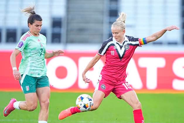 UEFA Women s Nations League: Denmark - Italy Italys Sofia Cantore, left, and Denmarks Pernille Harder during the UEFA Women s Nations League match between Denmark and Italy at MCH Arena in Herning on Tuesday, April 8, 2025. (Photo: Bo Amstrup Scanpix 2025) , Herning Denmark Copyright: BoxAmstrupx spdk20250408-182317-L