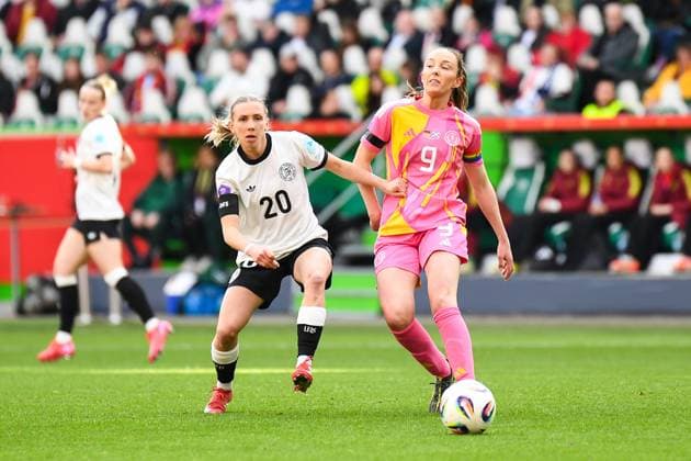 Fußball I Frauen I Saison 2024-2025 I Länderspiel I Deutschland - Schottland I 08.04.2025 Zweikampf Elisa Senß (20, Deutschland) gegen Caroline Weir (9, Schottland) Wolfsburg Volkswagen Arena Niedersachsen Deutschland Copyright: xLobeca InesxHähnelx