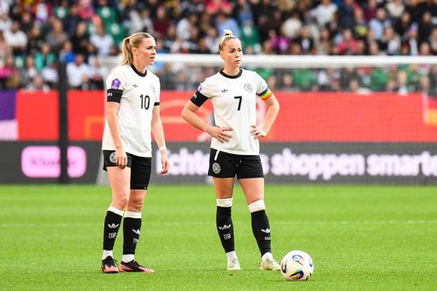 Fußball I Frauen I Saison 2024-2025 I Länderspiel I Deutschland - Schottland I 08.04.2025 Spielszene Laura Freigang (10, Deutschland) und Giulia Gwinn (7, Deutschland) stehen gemeinsam für den Freistoß bereit Wolfsburg Volkswagen Arena Niedersachsen Deutschland Copyright: xLobeca InesxHähnelx
