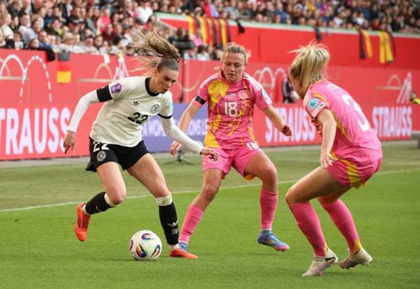 08.04.2025, xgrfx, Fußball UEFA Women s Nations League, Deutschland Frauen - Schottland Frauen v.l. Jule Brand (Deutsche Frauennationalmannschaft), Claire Emslie, Amy Muir (Schottland) (DFL DFB REGULATIONS PROHIBIT ANY USE OF PHOTOGRAPHS as IMAGE SEQUENCES and or QUASI-VIDEO) Wolfsburg