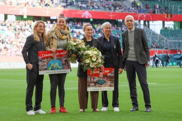 Wolfsburg, Deutschland 08. April 2025: UEFA Nations League Women - 2025 - Deutschland vs. Schottland Im Bild: v.li. die Zweite Almuth Schult (Deutschland) und Lina Magull (Deutschland) werden aus dem Nationalteam in Wolfsburg verabschiedet Volkswagen Arena Niedersachsen Copyright: xFotostandx xFantinix