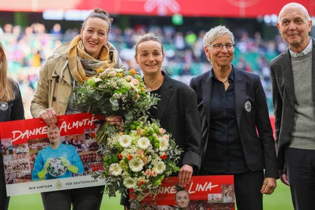 Wolfsburg, Deutschland 08. April 2025: UEFA Nations League Women - 2025 - Deutschland vs. Schottland Im Bild: v.li. Almuth Schult (Deutschland) und Lina Magull (Deutschland) werden aus dem Nationalteam in Wolfsburg verabschiedet Volkswagen Arena Niedersachsen Copyright: xFotostandx xFantinix