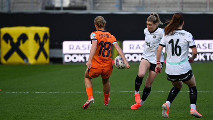 WOMEN SOCCER - NL, AUT vs NED ALTACH,AUSTRIA,08.APR.25 - WOMEN SOCCER - UEFA Women s Nations League, OEFB international match, Länderspiel, Nationalmannschaft Austria vs Netherlands. Image shows Kerstin Casparij (NED), Marie-Therese Hoebinger and Annabel Schasching (AUT).  GEPAxpictures xOliverxLerch