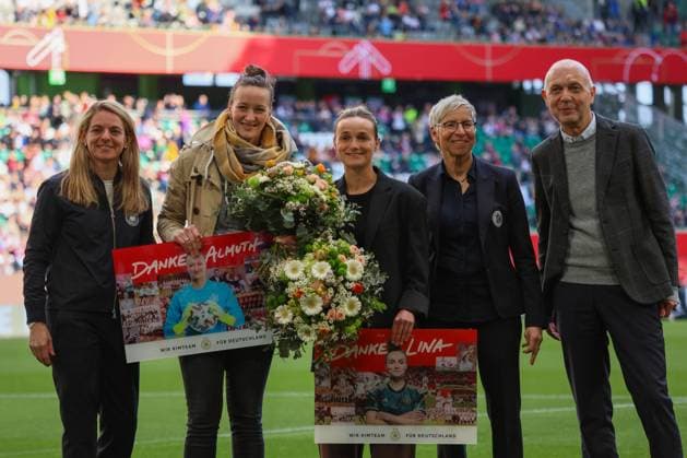 Wolfsburg, Deutschland 08. April 2025: UEFA Nations League Women - 2025 - Deutschland vs. Schottland Im Bild: v.li. die Zweite Almuth Schult (Deutschland) und Lina Magull (Deutschland) werden aus dem Nationalteam in Wolfsburg verabschiedet Volkswagen Arena Niedersachsen Copyright: xFotostandx xFantinix