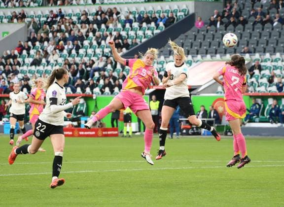 08.04.2025, xgrfx, Fußball UEFA Women s Nations League, Deutschland Frauen - Schottland Frauen v.l. Jule Brand (Deutsche Frauennationalmannschaft), Sophie Howard (Schottland), Laura Freigang (Deutsche Frauennationalmannschaft), Emma Lawton (Schottland) (DFL DFB REGULATIONS PROHIBIT ANY USE OF PHOTOGRAPHS as IMAGE SEQUENCES and or QUASI-VIDEO) Wolfsburg