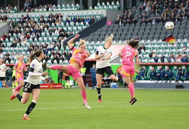08.04.2025, xgrfx, Fußball UEFA Women s Nations League, Deutschland Frauen - Schottland Frauen v.l. Jule Brand (Deutsche Frauennationalmannschaft), Sophie Howard (Schottland), Laura Freigang (Deutsche Frauennationalmannschaft), Emma Lawton (Schottland) (DFL DFB REGULATIONS PROHIBIT ANY USE OF PHOTOGRAPHS as IMAGE SEQUENCES and or QUASI-VIDEO) Wolfsburg