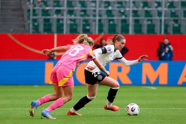 Wolfsburg, Deutschland 08. April 2025: UEFA Nations League Women - 2025 - Deutschland vs. Schottland Im Bild: v.li. im Zweikampf Claire Emslie (Schottland) und Jule Brand (Deutschland) Volkswagen Arena Niedersachsen Copyright: xFotostandx xFantinix