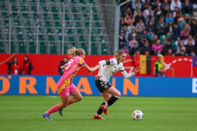 Wolfsburg, Deutschland 08. April 2025: UEFA Nations League Women - 2025 - Deutschland vs. Schottland Im Bild: v.li. im Zweikampf Claire Emslie (Schottland) und Jule Brand (Deutschland) Volkswagen Arena Niedersachsen Copyright: xFotostandx xFantinix