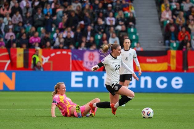Wolfsburg, Deutschland 08. April 2025: UEFA Nations League Women - 2025 - Deutschland vs. Schottland Im Bild: v.li. Claire Emslie (Schottland) foult Jule Brand (Deutschland) Volkswagen Arena Niedersachsen Copyright: xFotostandx xFantinix