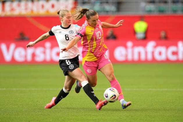 Foto : Janina MINGE ( Deutschland ) gegen Kirsty HANSON ( rechts , Schottland ) Fussball international, Frauen Länderspiel in Wolfsburg - UEFA Womens Nations League - am Di. 08.04.2025 Deutschland - Schottland