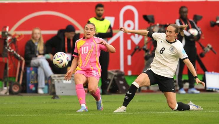 Foto : Torschuss von Kirsty HANSON (Schottland) gegen Sydey Lohmann ( Deutschland ) Fussball international, Frauen Länderspiel in Wolfsburg - UEFA Womens Nations League - am Di. 08.04.2025 Deutschland - Schottland