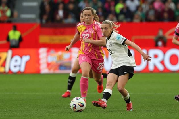 Deutschland - Schottland, DFB Frauen Wolfsburg, 08.04.2025, Fussball, UEFA Women s Nations League 2025, Deutschland - Schottland, Erin Cuthbert (Schottland), Elisa Senß (Deutschland) Wolfsburg