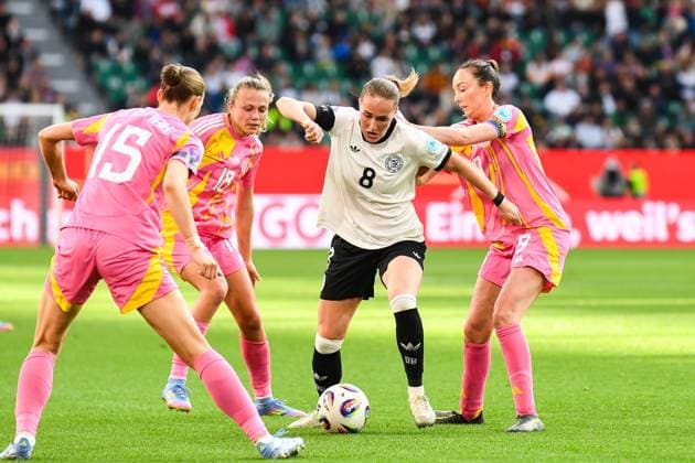Fußball I Frauen I Saison 2024-2025 I Länderspiel I Deutschland - Schottland I 08.04.2025 Sydney Lohmann (8, Deutschland) wird von 3 Schottinnen im Kampf um den Ball bedrängt, v.l.n.r. Jenna Clark (15, Schottland), Claire Emslie (18, Schottland), Sydney Lohmann (8, Deutschland), Caroline Weir (9, Schottland) Wolfsburg Volkswagen Arena Niedersachsen Deutschland Copyright: xLobeca InesxHähnelx