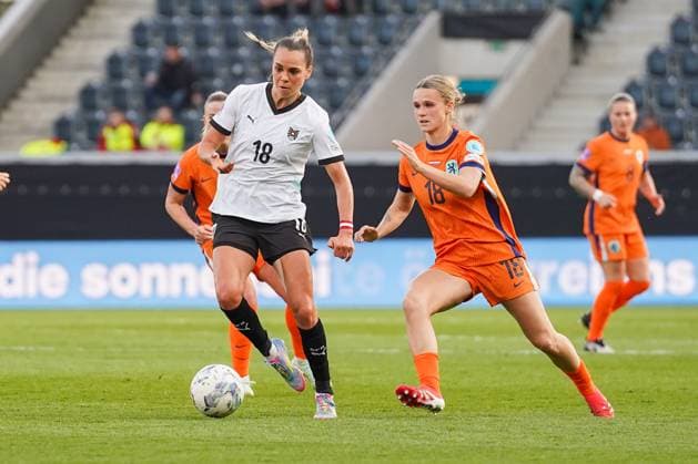 UEFA Women s Nations League 2024 2025, Liga A, Gruppe 1 - 08.04.2025, Spieltag 4 - Österreich vs. Niederlande - CASHPOINT Arena (Altach, Österreich); Julia Hickelsberger (Österreich), Kerstin Casparij (Niederlande) Copyright: xLukaxKolanovicx