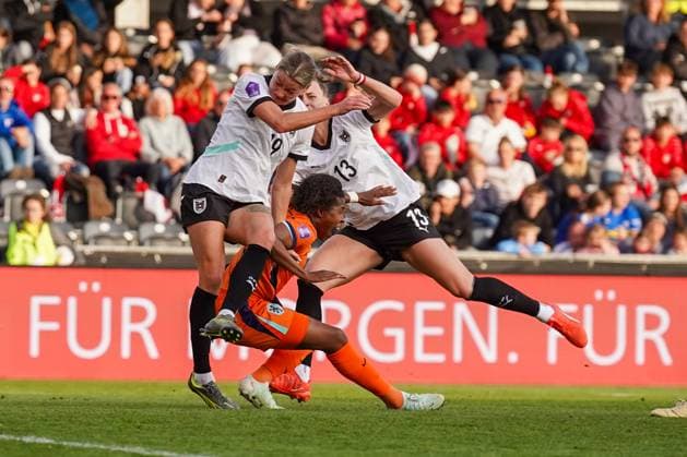 UEFA Women s Nations League 2024 2025, Liga A, Gruppe 1 - 08.04.2025, Spieltag 4 - Österreich vs. Niederlande - CASHPOINT Arena (Altach, Österreich); Lineth Beerensteyn (Niederlande), Verena Hanshaw (Österreich), Virginia Kirchberger (Österreich) Copyright: xLukaxKolanovicx