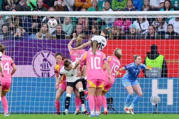 Selina Cerci (Germany) erzielt mit diesem Kopfball das Tor zum 1:1 Ausgleich, UEFA Women s Nations League 2024 25 Grp A1 MD4, Germany and Scotland, VfL Wolfsburg Arena am 08. April 2025 in Wolfsburg, Deutschland. (Foto von Marco Steinbrenner DeFodi Images) Selina Cerci (Germany) scores the goal with this header to equalize the score at 1:1, UEFA Women s Nations League 2024 25 Grp A1 MD4, Germany and Scotland, VfL Wolfsburg Arena, April 8, 2025 in Wolfsburg, Germany. (Photo by Marco Steinbrenner DeFodi Images)
