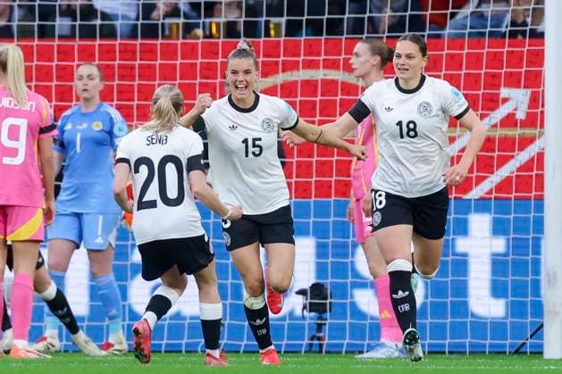 Selina Cerci (Germany) bejubelt ihren Treffer zum 1:1 mit Elisa Senss (Germany) und Giovanna Hoffmann (Germany), UEFA Women s Nations League 2024 25 Grp A1 MD4, Germany and Scotland, VfL Wolfsburg Arena am 08. April 2025 in Wolfsburg, Deutschland. (Foto von Marco Steinbrenner DeFodi Images) Selina Cerci (Germany) celebrates after scoring her teams first goal with Elisa Senss (Germany) and Giovanna Hoffmann (Germany), UEFA Women s Nations League 2024 25 Grp A1 MD4, Germany and Scotland, VfL Wolfsburg Arena, April 8, 2025 in Wolfsburg, Germany. (Photo by Marco Steinbrenner DeFodi Images)