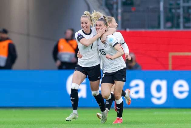 Selina Cerci (Germany) bejubelt ihren Treffer zum 1:1 mit Giulia Gwinn (Germany), UEFA Women s Nations League 2024 25 Grp A1 MD4, Germany and Scotland, VfL Wolfsburg Arena am 08. April 2025 in Wolfsburg, Deutschland. (Foto von Marco Steinbrenner DeFodi Images) Selina Cerci (Germany) celebrates after scoring her teams first goal with Giulia Gwinn (Germany), UEFA Women s Nations League 2024 25 Grp A1 MD4, Germany and Scotland, VfL Wolfsburg Arena, April 8, 2025 in Wolfsburg, Germany. (Photo by Marco Steinbrenner DeFodi Images)